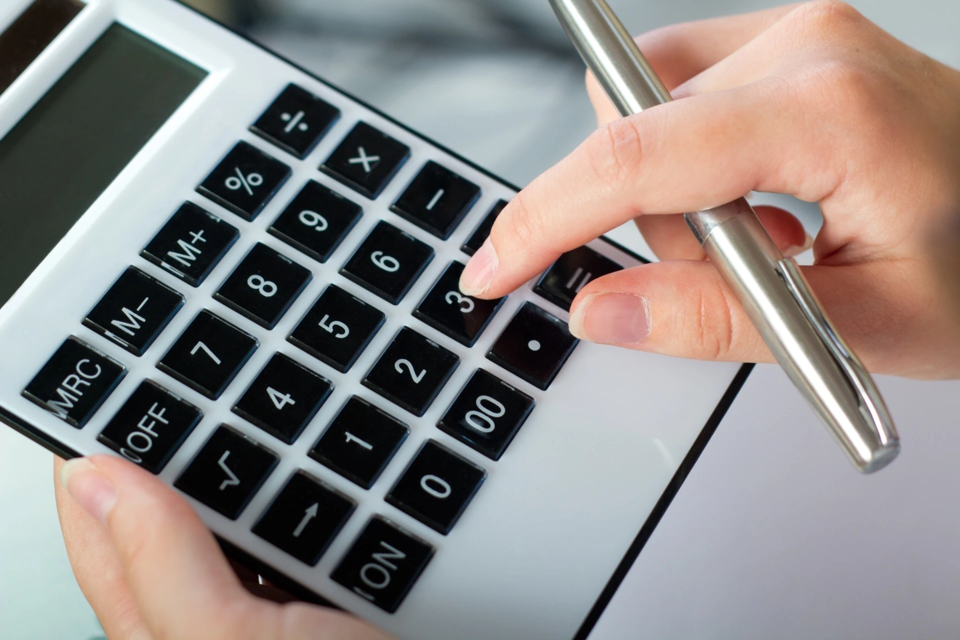portrait-woman-with-calculator-pen (1)